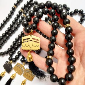 تسبیح ۳۳ دانه مهره درشت با پلاک  طلایی طرح کعبه (10عددی)
